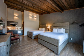 Cove Creek Lodge 202 Poolside Double Queen Room
